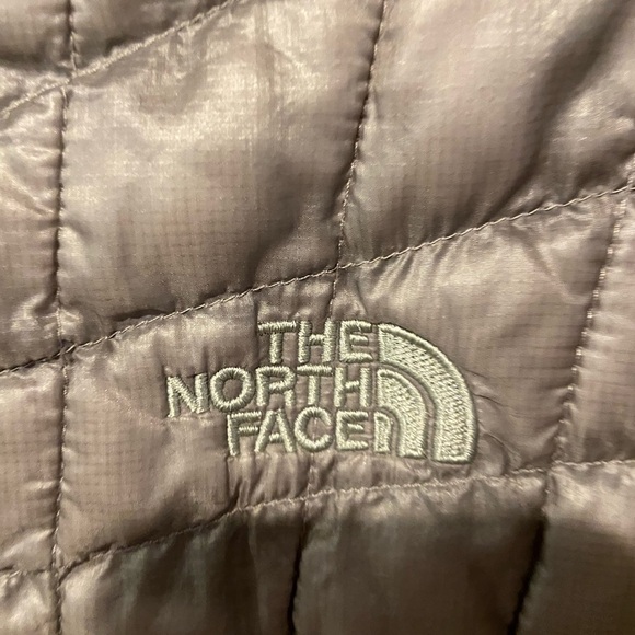 The North Face Women's Silver Puffer Jacket - Picture 3 of 4